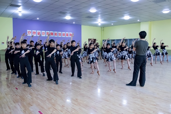 蚌埠淮河文化广场 恰恰拉丁舞俱乐部 值得信赖 蚌埠市领航舞蹈供应