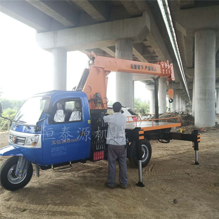 河南3吨小型吊机改装三轮随车吊 客户至上 济宁市恒泰源工程机械供应