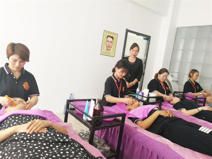 河南出名的美容美发化妆学校 值得信赖 郑州英皇沙宣教育供应