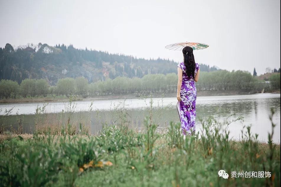 旗袍贵州创和服饰有限公司专注定制17年,是一家集设计、生产、销售为一体,以中国风为主线,旗袍为主打的高端服务定制企业,拥有绣娘300余人,带领大家通过刺绣在家也能就业,家庭事业两不误,在各方的共同努力下实现共同富裕!为此创和服饰有限公司正在建一个民族民间工艺品及文化旅游商品产业化示范基地。示范基地总面积1700多平米,建民族刺绣培训基地,民族刺绣产品展示区、绣娘宿舍、民族手工刺绣产品生产线一条、产品技术研发中心,形成年产10000件民族手工刺绣能力,为绣娘提供500个就业岗位。