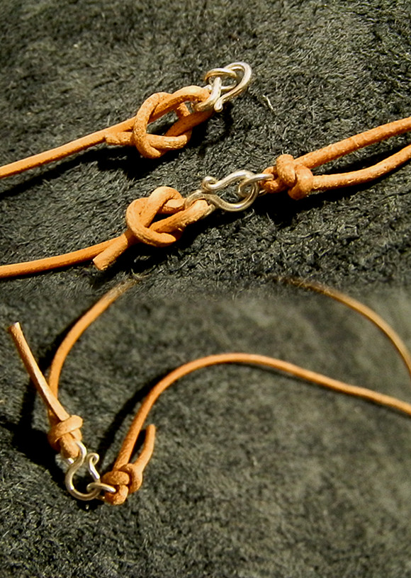 现在峰诚牛皮绳就教大家一些简易牛皮绳手链,项链的打结方法.