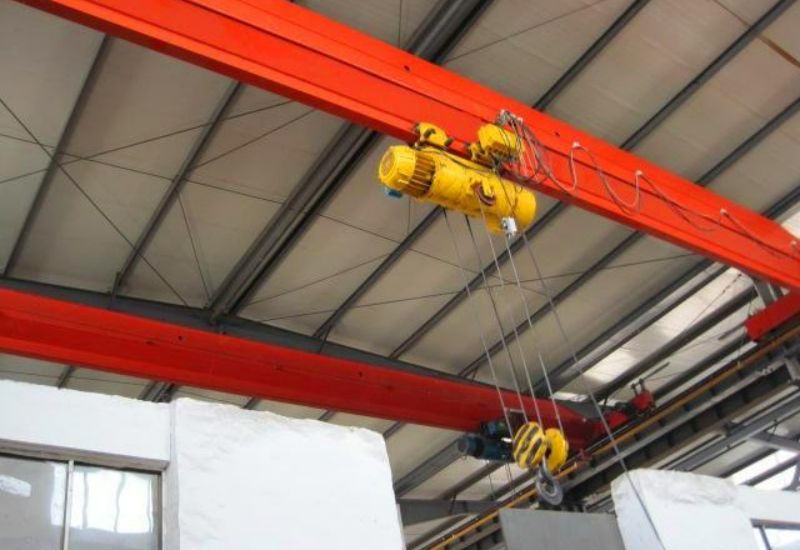 航车就是在大型的工厂里面用来调动大型物件的轨道吊机.