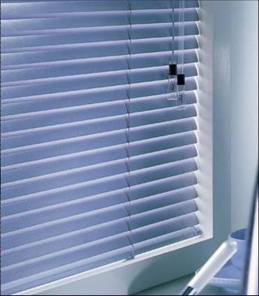 在各个款式的窗帘中,百叶窗帘是较为常见的一款窗帘.