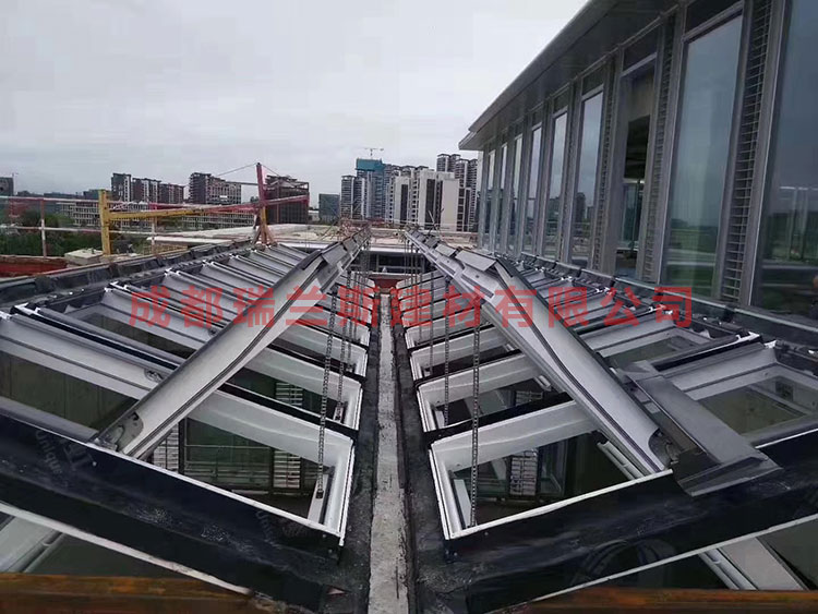 电动采光排天窗结构是什么样的电动采光排天窗结构有几种,有一字型