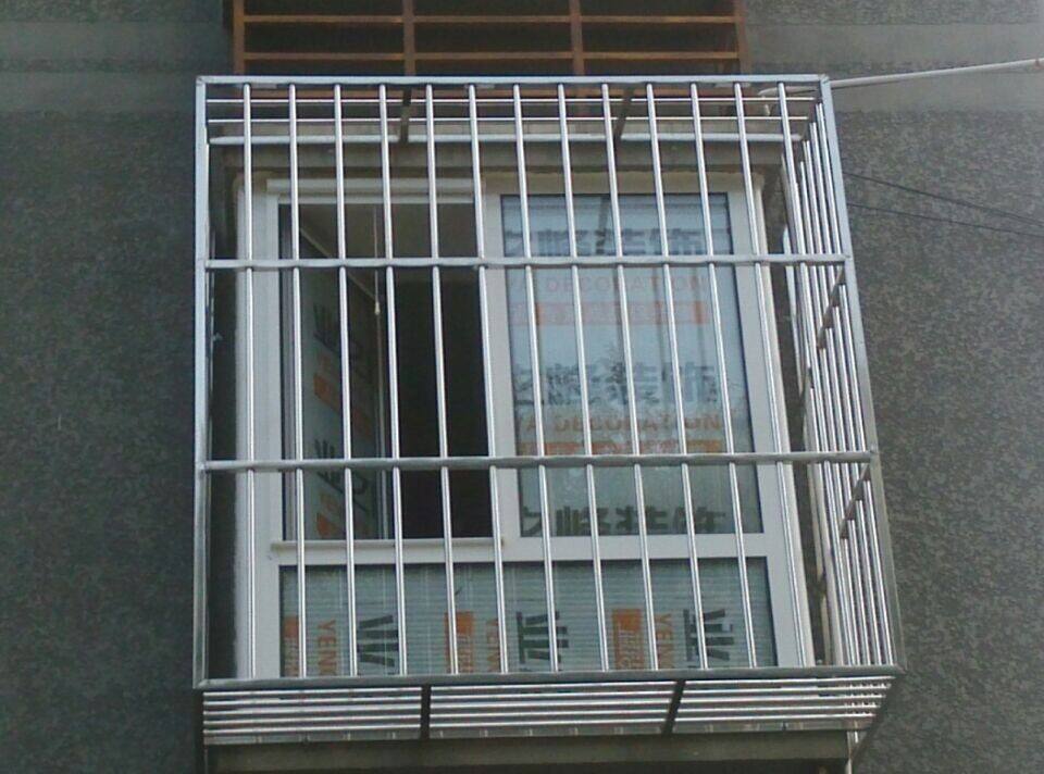 博乐不锈钢护栏制造厂 新疆恒大纱窗护栏供应