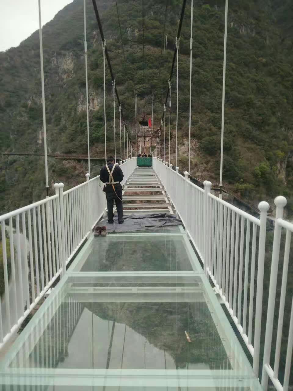 辽宁玻璃吊桥安装费用 欢迎来电 新乡市鑫豫游乐设备供应